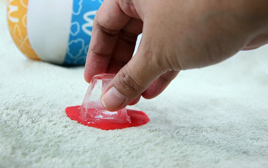Thảm trải sàn bị dính kẹo cao su thì phải làm sao ?